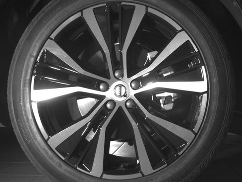 Certified 2024 Volvo XC60 B5 Plus w/ Protection Package Premier AWD/4WD image 23