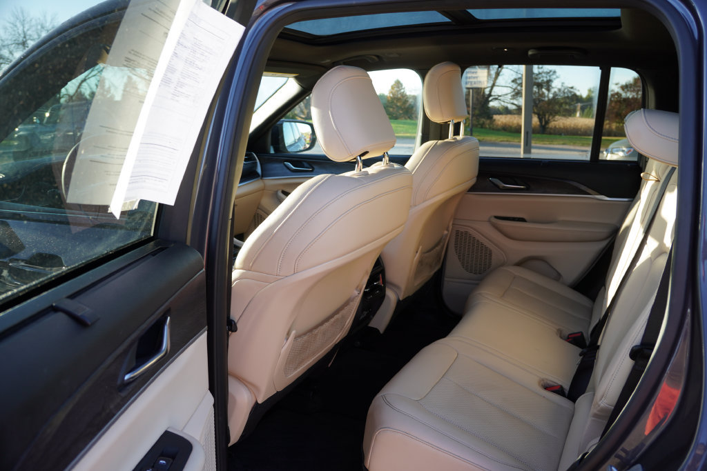 Certified 2025 Jeep Grand Cherokee Limited w/ Luxury Tech Group II AWD/4WD image 17