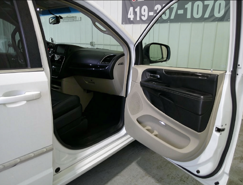 Used 2014 Chrysler Town & Country Touring FWD image 22