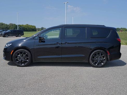 Used 2025 Chrysler Pacifica Limited FWD image 10