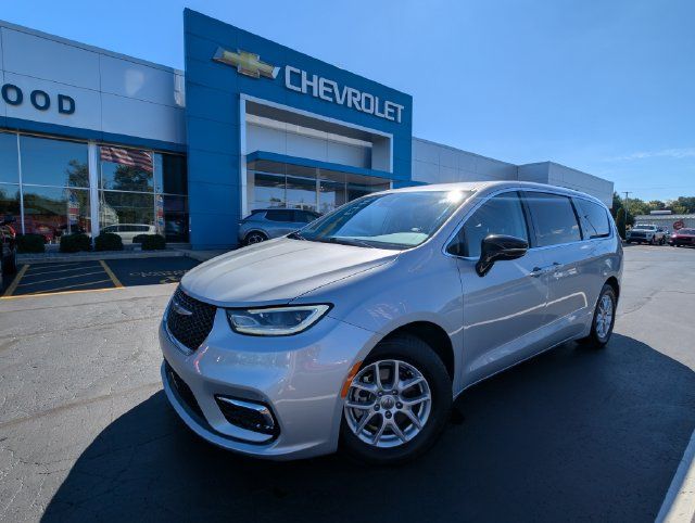 Used 2024 Chrysler Pacifica Touring-L FWD image 32