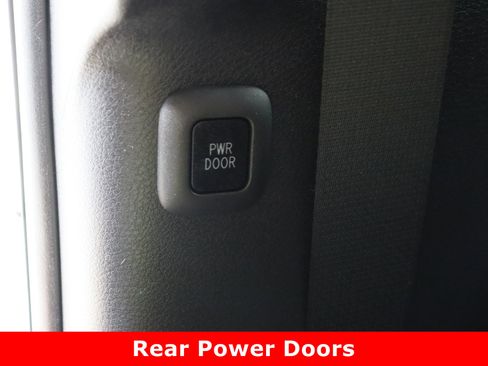 Used 2025 Toyota Sienna XLE Woodland Edition image 31