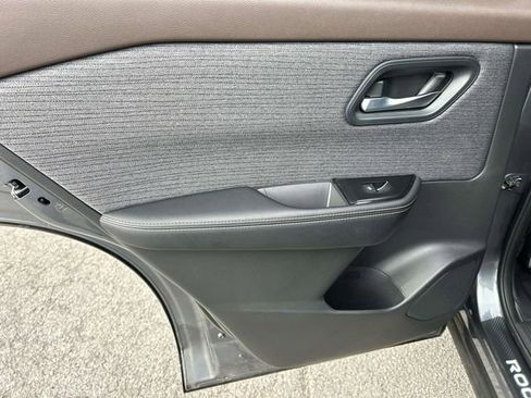 Used 2023 Nissan Rogue SV image 18