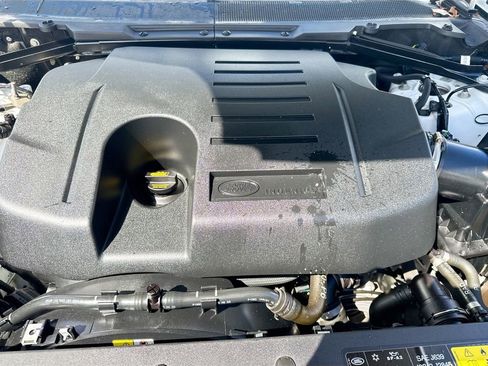 Used 2023 Land Rover Defender 90 X-Dynamic SE image 32