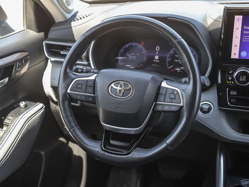 Used 2023 Toyota Highlander Limited FWD image 15