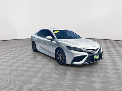 Used 2023 Toyota Camry SE image 2