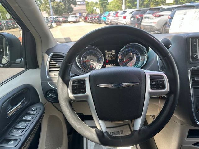 Used 2016 Chrysler Town & Country Touring FWD image 22