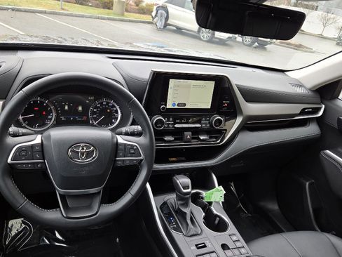 Used 2025 Toyota Highlander XLE image 9