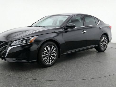Used 2025 Nissan Altima 2.5 SV FWD image 3