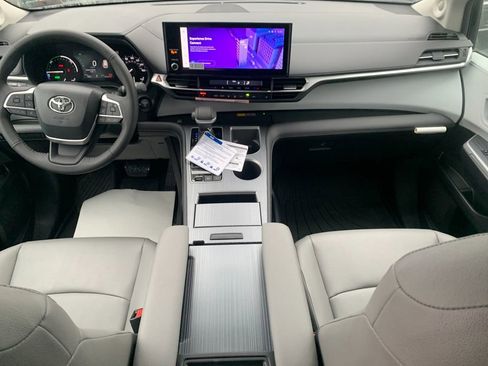 New 2026 Toyota Sienna XLE image 15