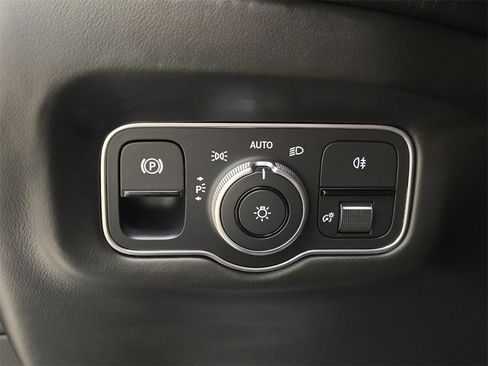 Used 2020 Aston Martin DB11 Coupe image 34