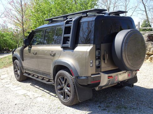 Used 2021 Land Rover Defender 110 X image 3