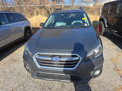 Used 2018 Subaru Outback 3.6R Limited image 2
