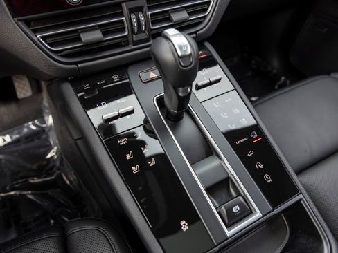 Certified 2026 Porsche Macan AWD/4WD image 45