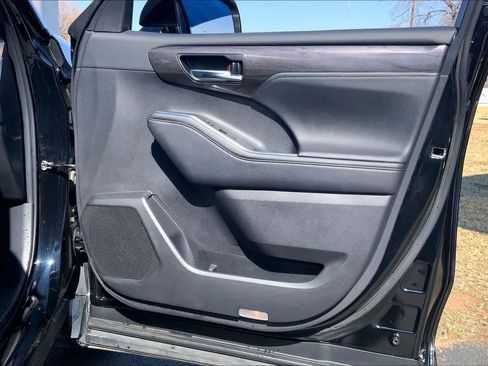 Used 2024 Toyota Highlander Platinum image 23