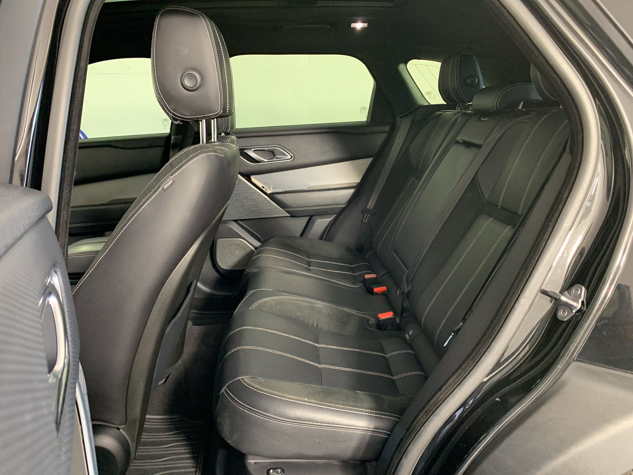 Used 2018 Land Rover Range Rover Velar R-Dynamic SE AWD/4WD image 30