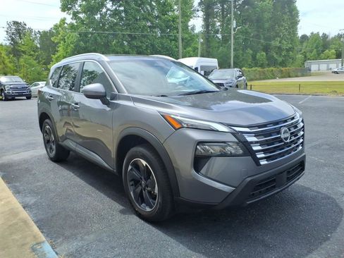 Used 2025 Nissan Rogue SV w/ SV Premium Package FWD image 3