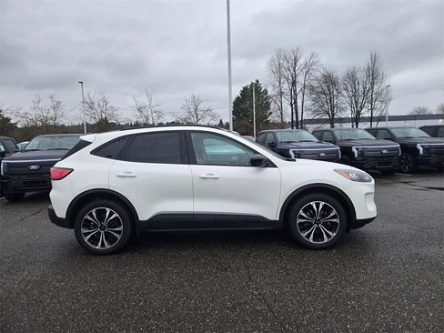 Used 2022 Ford Escape SE w/ SE Sport Appearance Package image 4