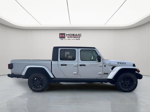 Used 2022 Jeep Gladiator Willys image 2