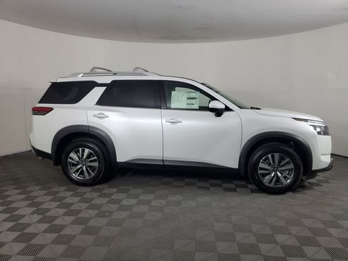 New 2025 Nissan Pathfinder SL image 3