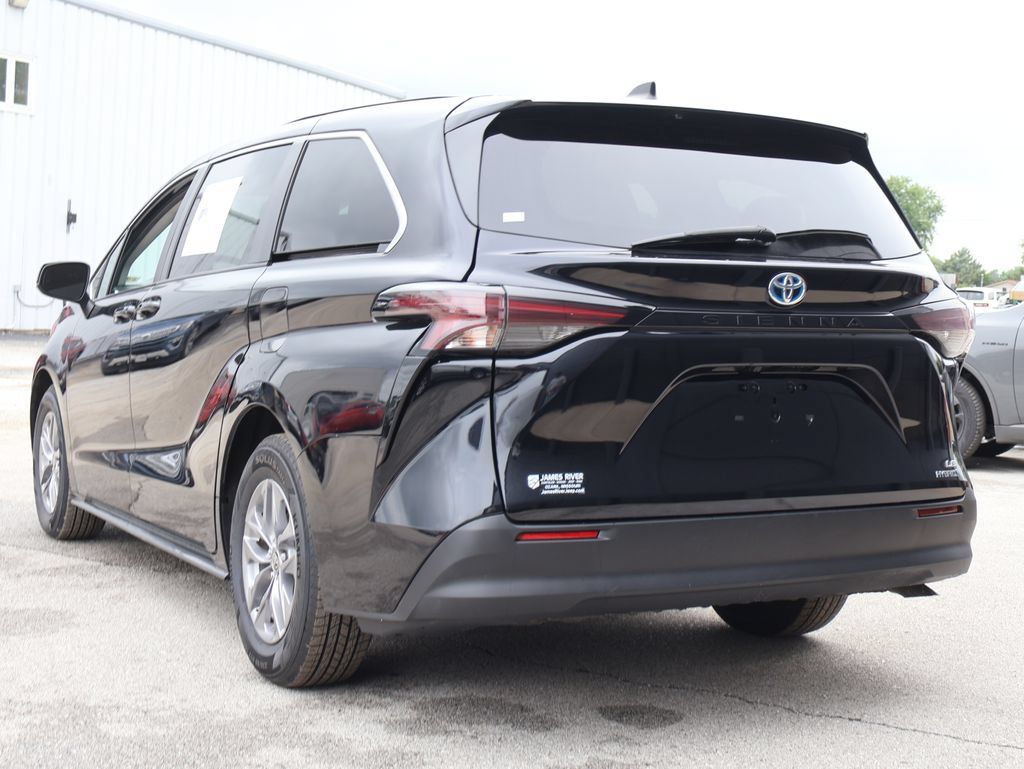 Used 2024 Toyota Sienna LE FWD image 3