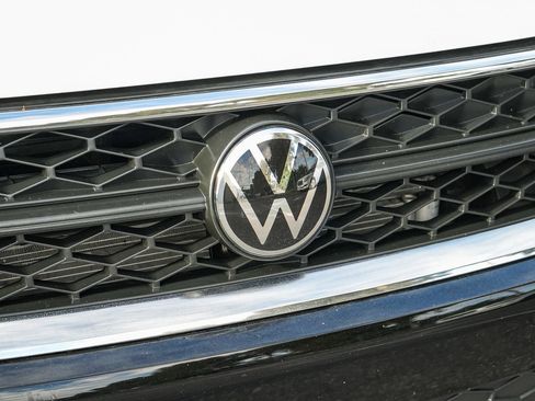 Used 2022 Volkswagen Taos SE FWD image 9