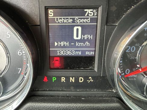 Used 2013 Chrysler Town & Country Touring FWD image 20