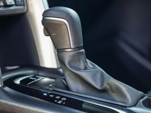 Used 2022 Toyota Corolla Cross XLE image 24