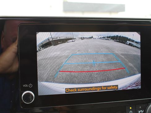 Used 2023 Toyota Highlander LE image 22