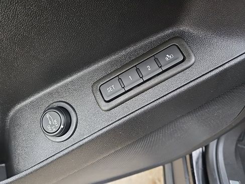 Used 2023 Chevrolet Equinox Premier FWD image 32