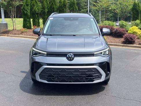 Used 2025 Volkswagen Taos SE FWD image 3