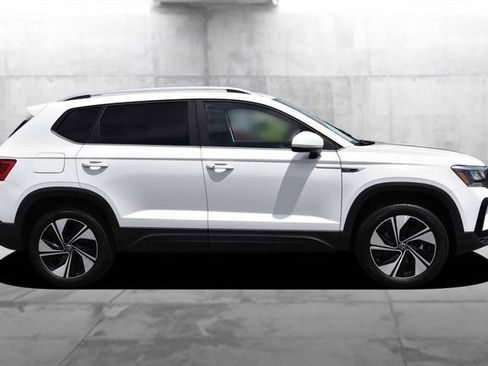 Certified 2023 Volkswagen Taos SE w/ Panoramic Sunroof Package AWD/4WD image 5