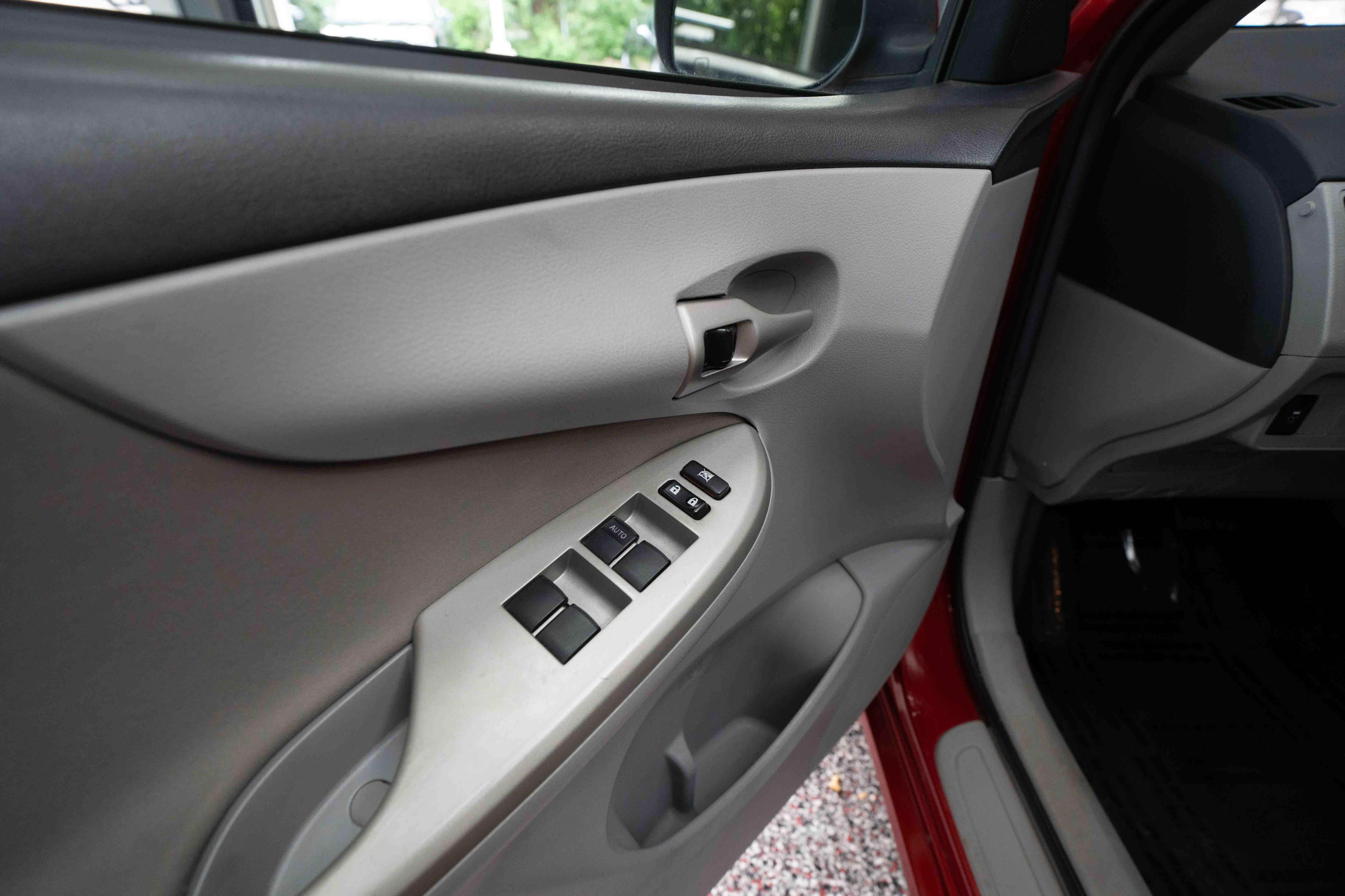 Used 2013 Toyota Corolla LE FWD image 7