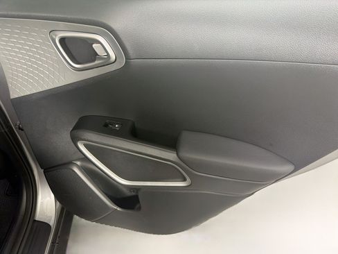 Used 2025 Kia Soul LX w/ LX Technology Package FWD image 27