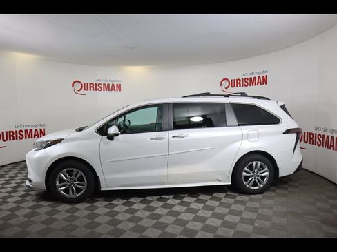 Used 2024 Toyota Sienna XLE w/ XLE Plus Package AWD/4WD image 5