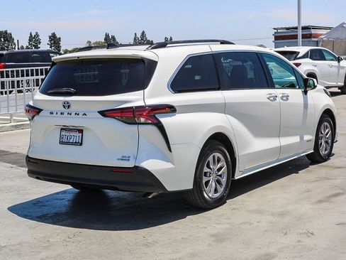 Used 2021 Toyota Sienna XLE w/ XLE Plus Package FWD image 9