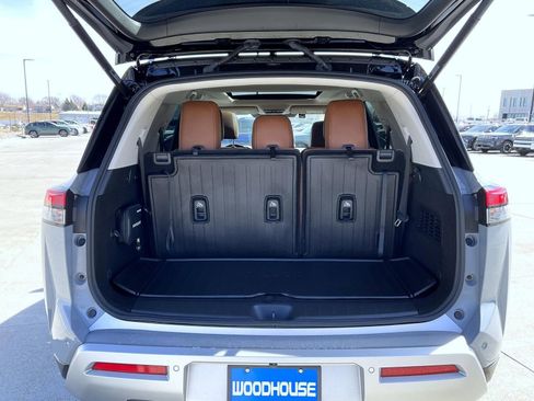 Used 2023 Nissan Pathfinder Platinum image 9