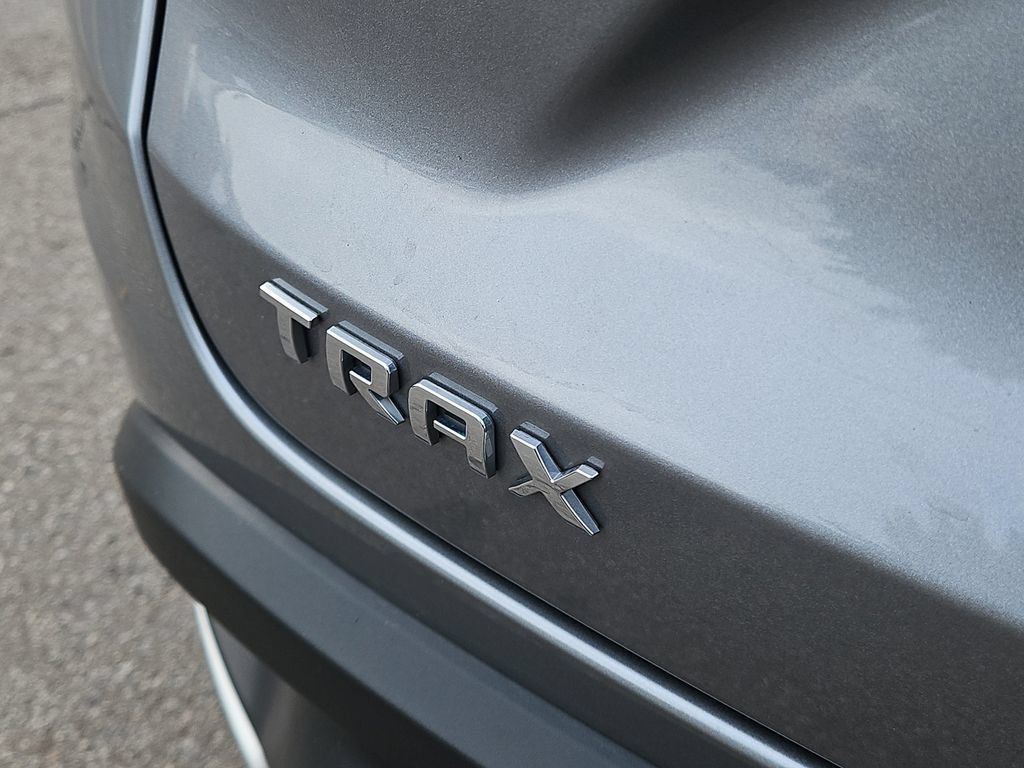 Used 2025 Chevrolet Trax LT FWD image 8