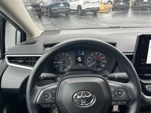 Used 2025 Toyota Corolla LE image 28