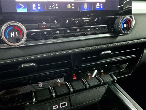 Used 2024 Chevrolet Colorado LT w/ LT Convenience Package III image 18