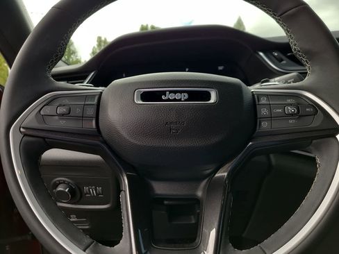 Used 2023 Jeep Grand Cherokee L Laredo image 23