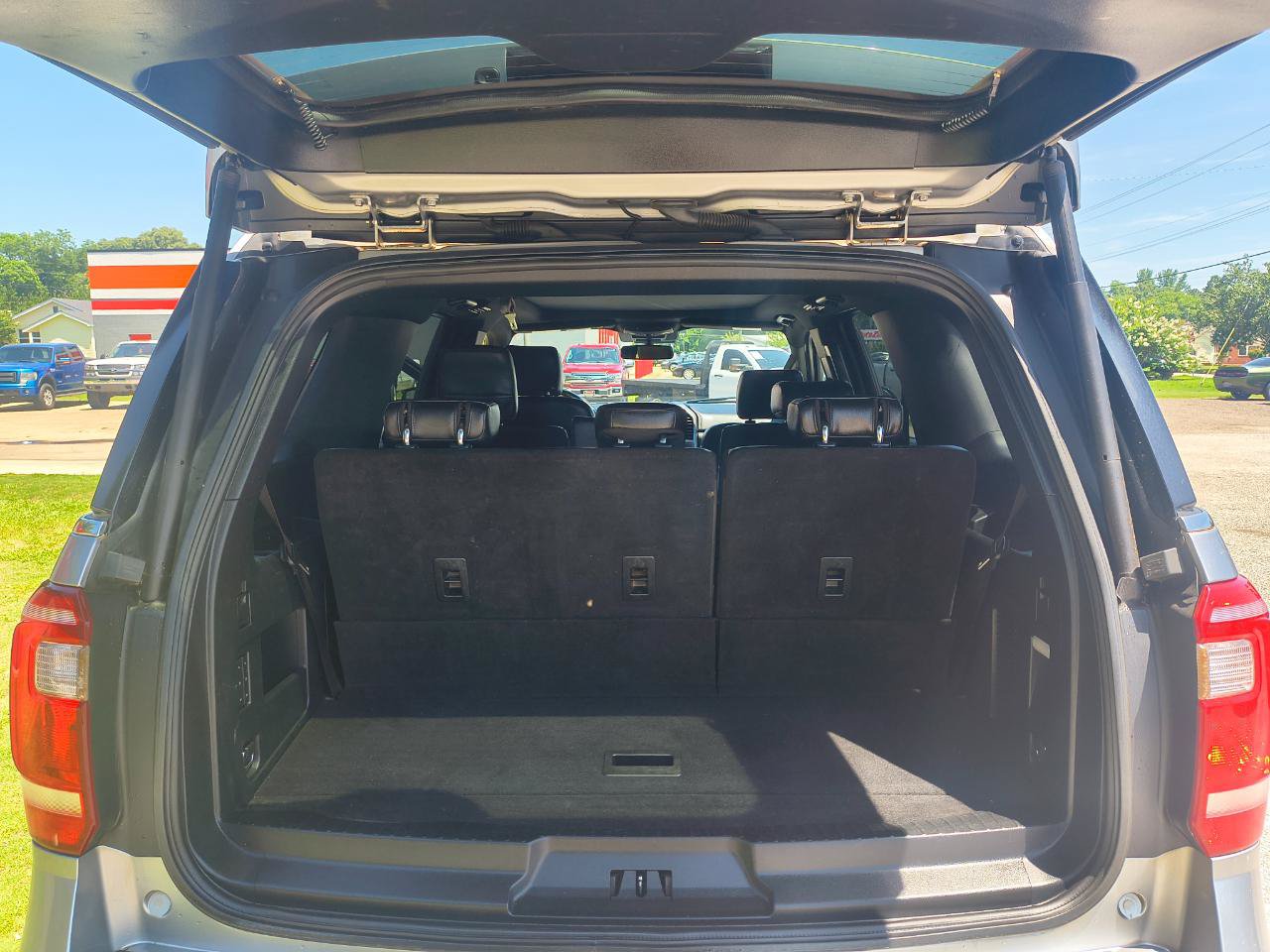Used 2020 Ford Expedition XLT w/ Equipment Group 202A AWD/4WD image 17