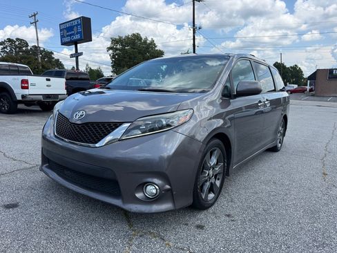 Used 2015 Toyota Sienna SE FWD image 1