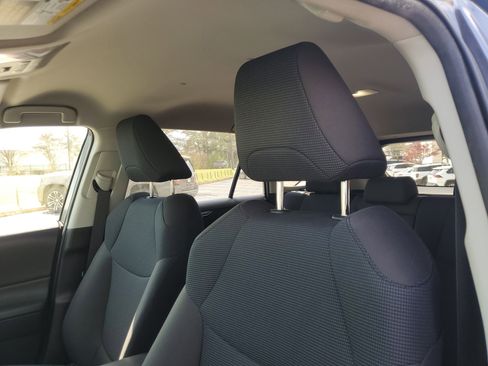 Used 2022 Toyota RAV4 LE image 16