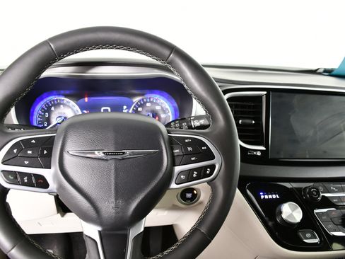 Used 2024 Chrysler Pacifica Touring-L image 16