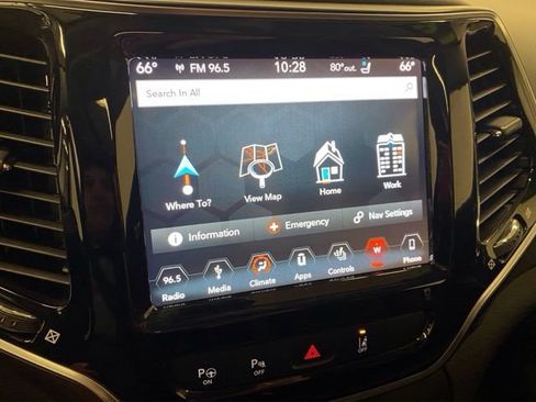 Used 2019 Jeep Cherokee Overland w/ Technology Group AWD/4WD image 5