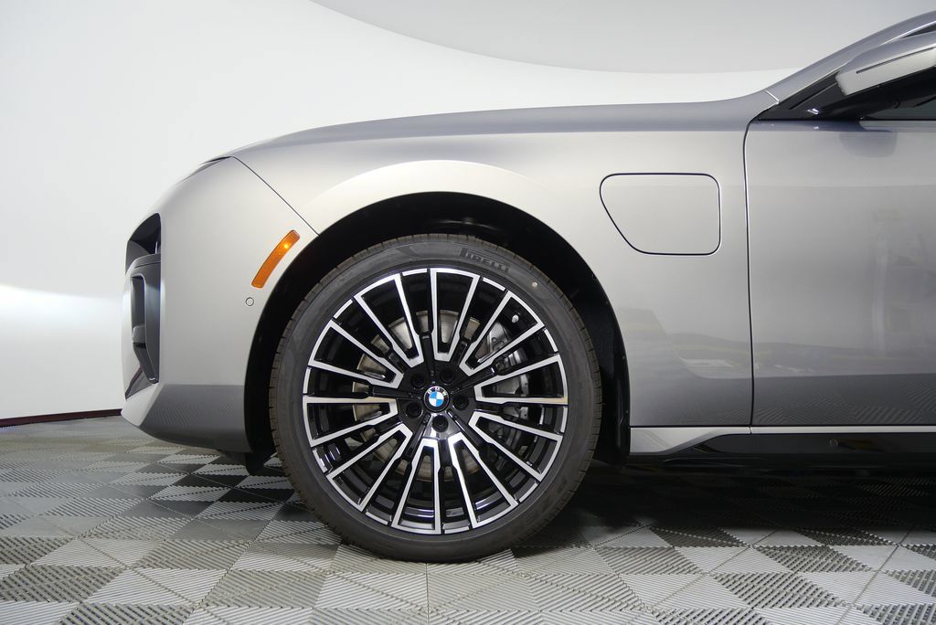 Used 2026 BMW 750e xDrive w/ Executive Package AWD/4WD image 8
