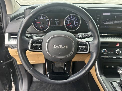Used 2022 Kia Carnival LX FWD image 14