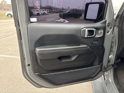 Used 2019 Jeep Wrangler Unlimited Sahara image 8