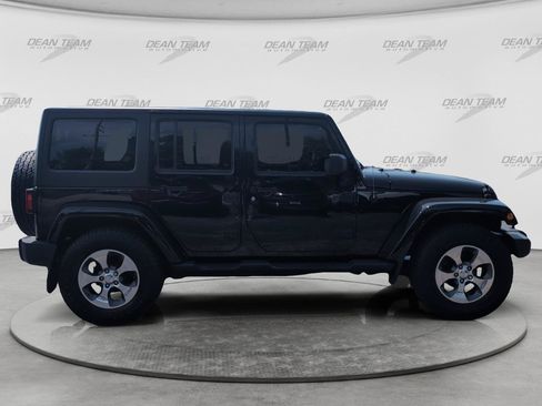 Used 2017 Jeep Wrangler Unlimited Sahara w/ Connectivity Group AWD/4WD image 8